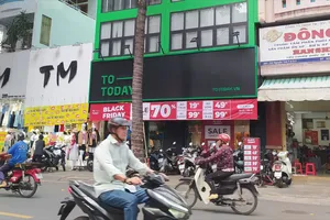 Ngày Black Friday: Loạt thương hiệu thời trang giảm giá khủng, có nơi giảm 80%