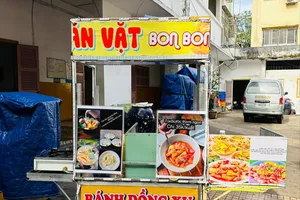 Bánh phô mai đồng xu hết 'hot trend', người bán đua nhau thanh lý máy
