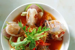 Vắt chanh vào hàu sống, tôm sống để mong diệt vi khuẩn?