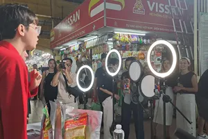 Livestream bán hàng, tiểu thương chợ bến Thành thu về 4,2 tỉ đồng