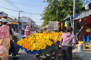 Hoa, thịt, trứng đua nhau giảm giá trước ngày 23 tháng Chạp