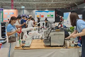 Độc đáo mô hình robot đánh cờ vua, pha cà phê, MC ảo... 