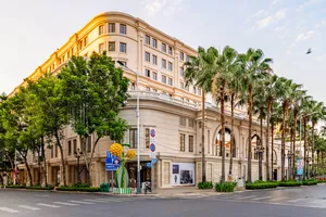 Thương hiệu xa xỉ đổ bộ, trung tâm thương mại 'hồi sinh'