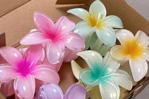 Bất ngờ kiếm được hơn 14 tỉ đồng nhờ bán... kẹp hoa sứ