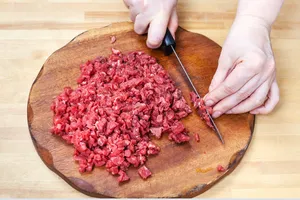 Có cần ăn thịt bò hằng ngày để bổ máu và bổ sung sắt?