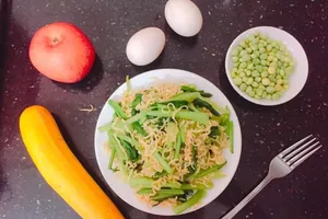 Chỉ tốn chưa tới 10 ngàn đồng bạn có thể tạo ra tô mì gói đủ chất