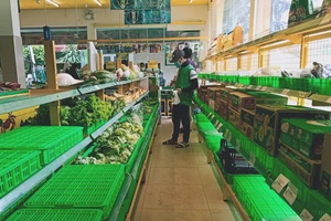 Mua thức ăn mùa mưa bão sao cho có lợi và an toàn?