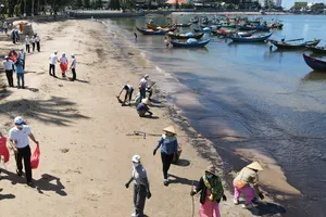 Nhiều tình nguyện viên dọn rác tại bãi biển Vũng Tàu