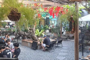 Quán cà phê, trà sữa tại Việt Nam bội thu dù khách giảm chi