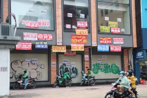 Mặt bằng bán lẻ đường phố áp lực trước trung tâm thương mại