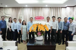 Trường ĐH Kinh tế - Luật thăm và chúc mừng Báo Pháp Luật TP.HCM nhân ngày 21-6