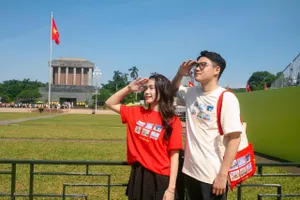 Gen Z đua nhau mua sắm áo yêu nước, khăn choàng in hình lá cờ Tổ Quốc 