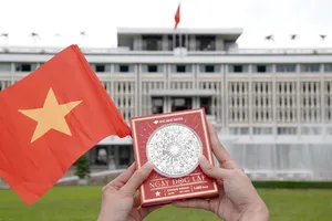 Thỏi bạc, bạc miếng in hình trống đồng, cờ Tổ quốc đắt hàng dịp Quốc Khánh 2-9