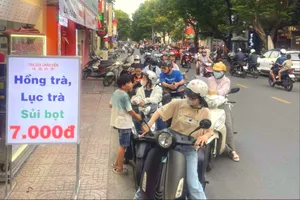 Hàng quán đua nhau bán giá siêu rẻ trà sữa 7.000 đồng, lẩu 69.000 đồng