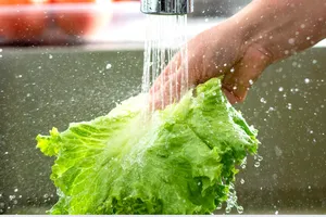 Vì sao không nên rửa hoặc ngâm rau quá lâu trong nước?