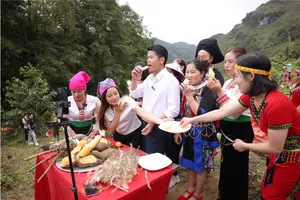 Khi lãnh đạo làm livestream bán hàng giúp người dân