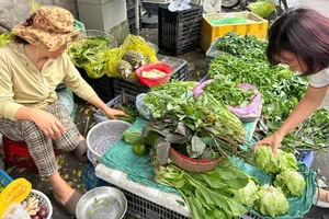 Tô bún, cọng hành, bịch bánh tráng trộn... thi nhau tăng giá