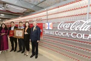 Coca-Cola Việt Nam lập kỷ lục với tác phẩm nghệ thuật rPET lớn nhất Việt Nam