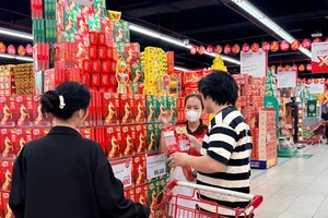 Doanh nghiệp tung hàng Tết sớm, tặng 10 iPhone 17 để hút khách