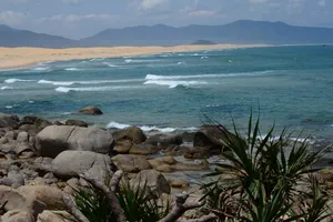 Khám phá nét hoang sơ biển Vũng Bầu