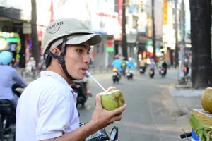 Người Sài Gòn chống chọi với nắng nóng