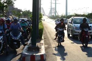 Xe máy được chạy vào làn ô tô trên đường Phạm Văn Đồng 