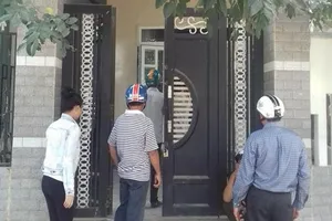 Trộm tỉnh bơ khiêng két tiền vàng như chốn không người