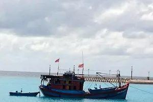 Trạm xá đảo Sinh Tồn cứu sống 1 ngư dân bị dập nát tay