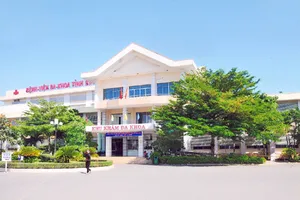 Bé trai tử vong vì bị cha ném ly trúng đầu