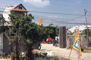 Mẹ và con 7 tháng tuổi chết trong tư thế treo cổ