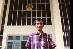 Gia đình ông Nén đến tòa án đòi tiền bồi thường