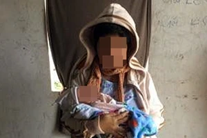 Bé gái 14 tuổi sinh con nghi bị chủ cưỡng hiếp 