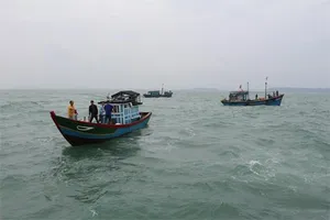 Tìm kiếm thuyền viên mất tích ở Trường Sa