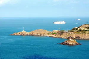 Bị tàu container đâm chìm, 6 thuyền viên rơi xuống biển