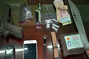 Bắt 2 thanh niên mang súng và nhiều hung khí 