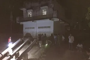 1 công nhân chết trong hồ nước với vết thương trên đầu