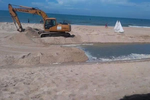 Vẫn xử phạt người lái xe cào cát làm sạch bãi biển