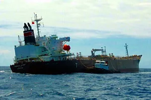 Bơm gần 10 ngàn tấn dầu để cứu tàu chở hóa chất