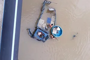 Xe tải chở gà tông sập lan can cầu, bay xuống sông Dinh