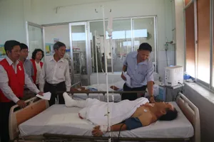 Lãnh đạo thăm nạn nhân vụ tai nạn 3 xe giường nằm