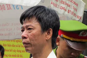 Vào trại giam Z30D thăm chồng, bị đâm chết