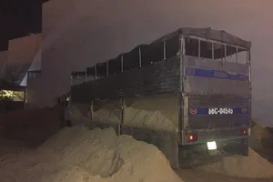 Xúc cát xuống xe để ứng phó thanh tra giao thông