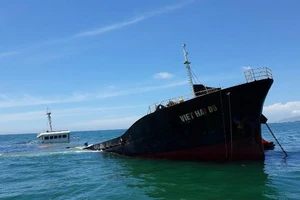 Tàu chìm, 21.000 lít dầu có nguy cơ tràn ra biển