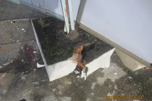 Xe tải tông sập cổng trường, 2 học sinh bị thương 