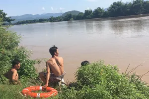 Đi xe bò qua sông, 3 người bị nước cuốn mất tích