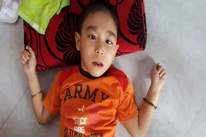 Bệnh viện 'bồi thường' cho bé trai bị mù, liệt sau mổ