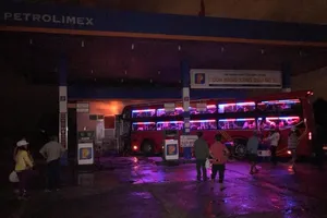 Xe khách tông xe tải, húc đổ trụ bơm xăng