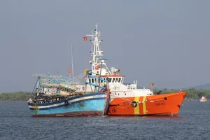 Cứu sống 10 thuyền viên trong gió giật cấp 7-8