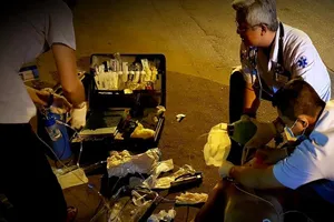 1 người rơi từ lầu 4 được cứu sống tại hiện trường 