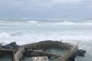 Gió giật mạnh, sóng biển dâng cao tại Phú Quý